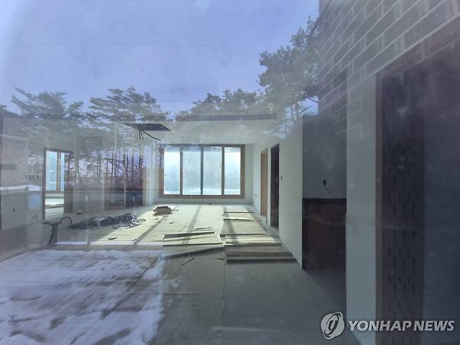 텅 빈 강원 고성군 한 타운하우스 내부 (강원 고성=연합뉴스) 류호준 기자 = 지난 17일 강원 고성군 토성면 원암리 한 타운하우스 내부가 텅 비어 있다.
    이 땅의 소유주는 토지수용보상금 30억원 중 10%를 떼어주겠다며 실시설계 용역회사 소속 노선 설계 담당자에게 '노선 변경'을 청탁하고 2억원을 건넨 사실이 발각돼 처벌받았다. 2025.3.20 ryu@yna.co.kr