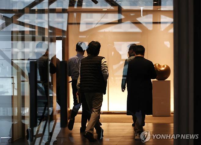 검찰, 오세훈 서울시장 집무실 압수수색 (서울=연합뉴스) 이진욱 = 검찰이 '정치 브로커' 명태균 씨가 연루된 여론조사비용 대납 의혹과 관련해 20일 오세훈 서울시장에 대한 강제수사에 나섰다. 사진은 이날 서울시청 시장 집무실 모습. 2025.3.20 cityboy@yna.co.kr