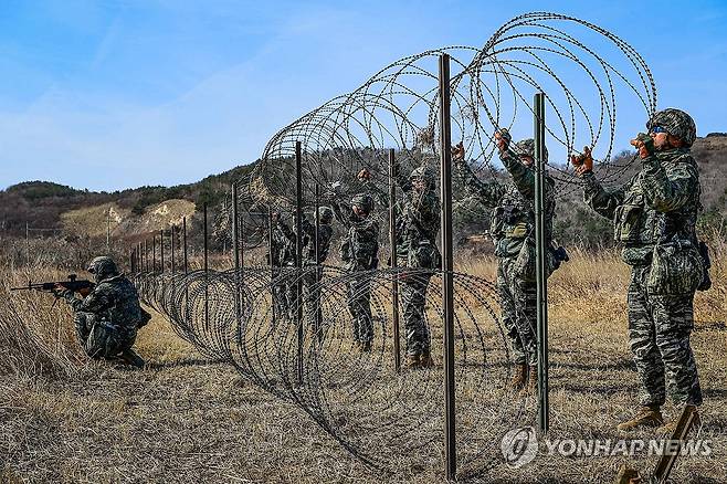 FS 기간 진행된 해병대 6여단의 장애물 설치훈련 [해병대 6여단 제공. 재판매 및 DB 금지] photo@yna.co.kr
