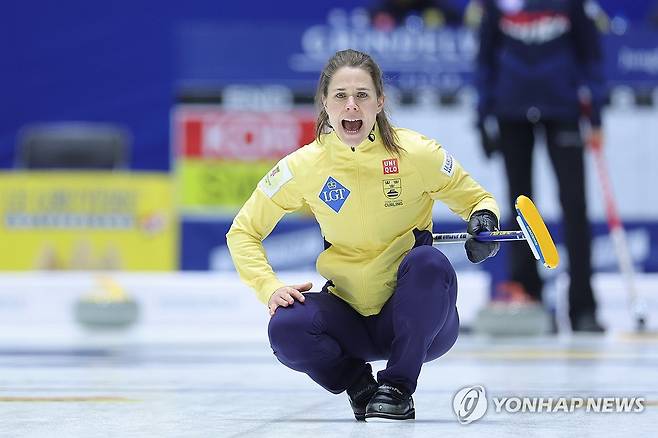 스킵의 외침 (의정부=연합뉴스) 임병식 기자 = 20일 의정부실내빙상장에서 열린 2025 LGT 세계여자컬링선수권대회 한국과 스웨덴 경기에서 스웨덴 스킵 안나 하셀보리가 투구한 뒤 동료들에게 지시하고 있다. 2025.3.20 andphotodo@yna.co.kr