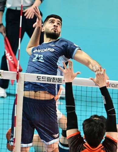 공격하는 우리카드의 알리(중앙) [한국배구연맹 제공. 재판매 및 DB 금지]