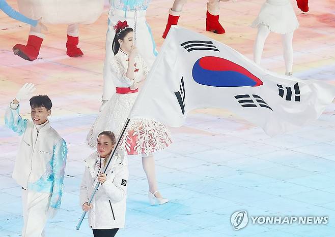 하얼빈 AG 폐회식 대한민국 기수 압바꾸모바 (하얼빈=연합뉴스) 서대연 기자 = 14일 중국 하얼빈 국제 컨벤션 전시 스포츠센터에서 열린 제9회 하얼빈 동계아시안게임 폐회식에서 대한민국 선수단 기수 예카테리나 압바꾸모바가 태극기를 들고 입장하고 있다. 2025.2.14 dwise@yna.co.kr