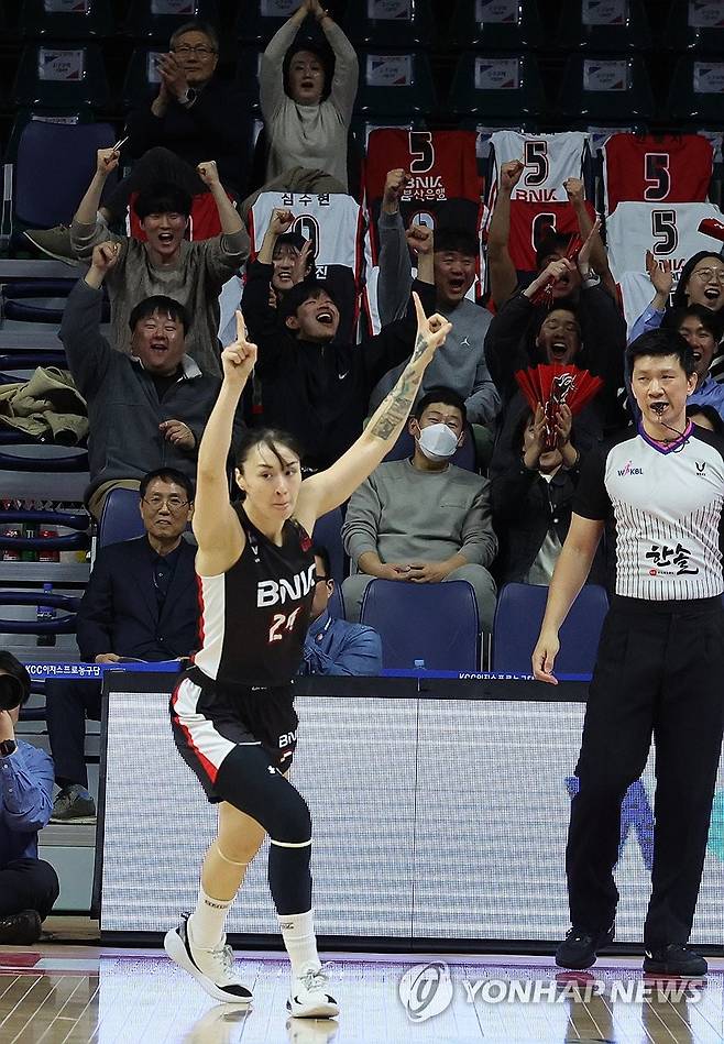 김소니아의 세리머니 (부산=연합뉴스) 강선배 기자 = 20일 부산 사직체육관에서 열린 하나은행 2024~2025여자프로농구 챔피언결정 3차전 부산 BNK 썸과 아산 우리은행 우리WON 경기에서 BNK 안혜지가 기선을 제압하는 3점 슛에 성공하자 세리머니하고 있다. 2025.3.20 sbkang@yna.co.kr
