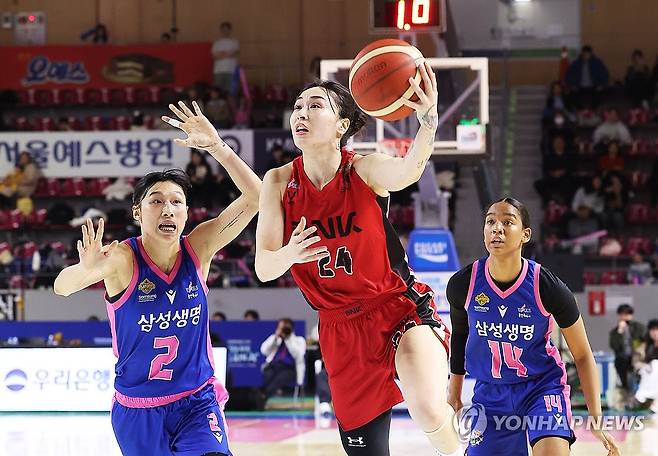 슛하는 김소니아 (용인=연합뉴스) 홍기원 기자 = 9일 경기도 용인실내체육관에서 열린 여자프로농구 플레이오프 4차전 삼성생명 블루밍스와 BNK 썸의 경기. BNK 김소니아가 슛하고 있다. 2025.3.9 xanadu@yna.co.kr