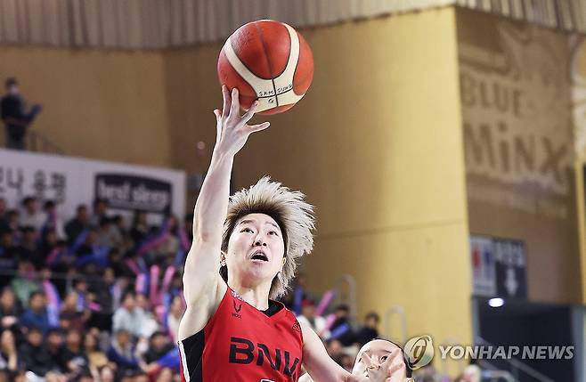 슛하는 안혜지 (용인=연합뉴스) 홍기원 기자 = 9일 경기도 용인실내체육관에서 열린 여자프로농구 플레이오프 4차전 삼성생명 블루밍스와 BNK 썸의 경기. BNK 안혜지가 슛하고 있다. 2025.3.9 xanadu@yna.co.kr