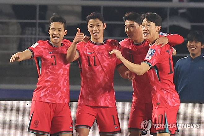 앞서가는 한국 (고양=연합뉴스) 서대연 기자 = 20일 경기도 고양종합운동장에서 열린 2026 북중미 월드컵 아시아 3차 예선 B조 7차전 대한민국과 오만의 경기. 
    이강인의 도움을 받아 득점한 황희찬과 선수들이 기뻐하고 있다. 2025.3.20 dwise@yna.co.kr