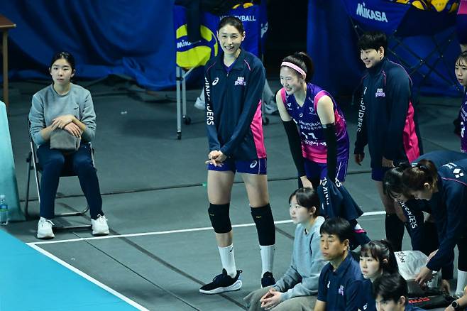 흥국생명 김연경이 절친인 김수지와 함께 웜업존에서 대화를 나누면서 경기를 지켜보고 있다. 사진=KOVO
