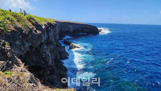 아름다운 풍경 속 비극적인 역사를 간직한 ‘만세절벽’. 세계 2차대전 당시 일본인 부녀자와 노인들이 차가운 절벽 아래로 몸을 던졌다. 특히 강제 징용된 한국인 노동자들도 희생되었다는 점에서 이곳을 방문하는 순간 숙연해질 수밖에 없다.