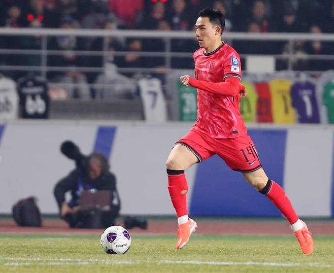 20일 경기도 고양종합운동장에서 열린 2026 북중미 월드컵 아시아 3차 예선 B조 7차전 대한민국과 오만의 경기. 조유민이 드리블을 하고 있다.  사진=연합뉴스