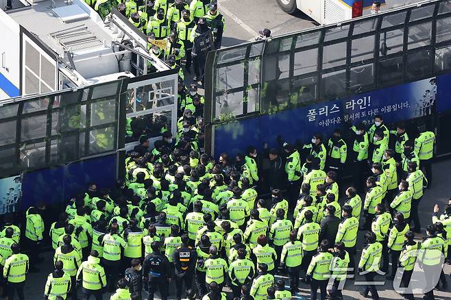 헌법재판소가 윤석열 대통령 탄핵심판 선고기일을 지정하지 않고 역대 대통령 사건 중 최장 기간 심리를 이어가고 있는 19일 서울경찰청 기동본부에서 경찰대원들이 탄핵 선고를 대비해 합동 훈련을 하고 있다. 2025.3.19/뉴스1 ⓒ News1 이동해 기자