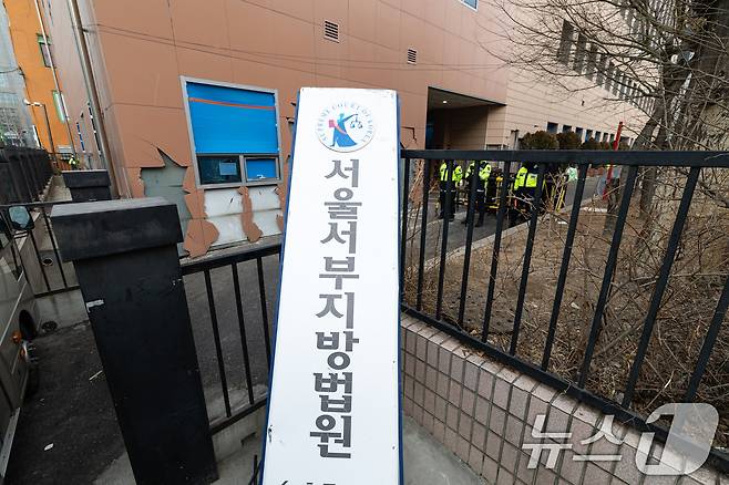 1월 20일 오전 서울 마포구 서울서부지방법원에 윤석열 대통령 지지자들의 난입으로 인한 청사 외벽 파손 흔적 등이 보이고 있다.  2025.1.20/뉴스1 ⓒ News1 이승배 기자