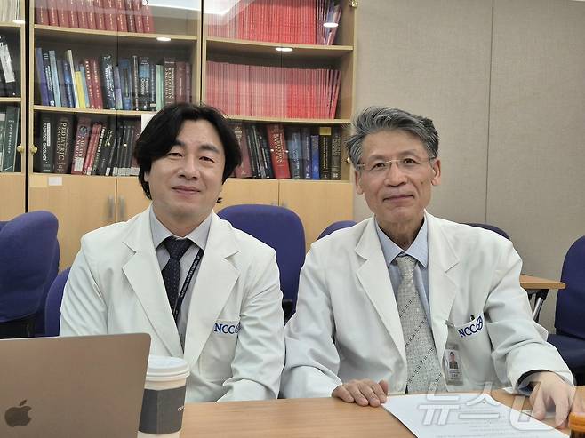 (오른쪽)김태현 국립암센터 양성자치료 센터장과 김학수 의학물리 전임의  /뉴스1ⓒ News1