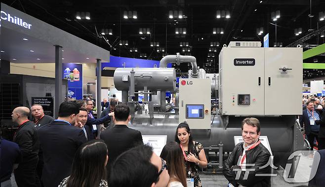 지난 10일 미국 올랜도에서 개막한 북미 최대 공조 전시회 'AHR EXPO 2025'에서 AI데이터센터 열관리 솔루션으로 주목 받고 있는 '칠러' 등을 전시한 LG전자 전시관이 관람객들로 북적이고 있다. (LG전자 제공. 재판매 및 DB 금지) 2025.2.12/뉴스1
