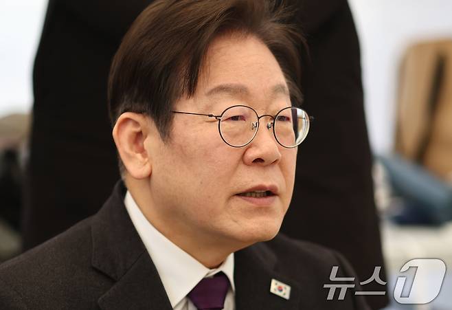 이재명 더불어민주당 대표가 21일 서울 종로구 광화문 인근 윤석열즉각퇴진·사회대개혁 비상행동(비상행동) 단식농성장을 찾아 윤 대통령 파면을 촉구하며 14일째 단식 중인 공동의장단들을 만나 대화하고 있다. (공동취재) 2025.3.21/뉴스1 ⓒ News1 임세영 기자