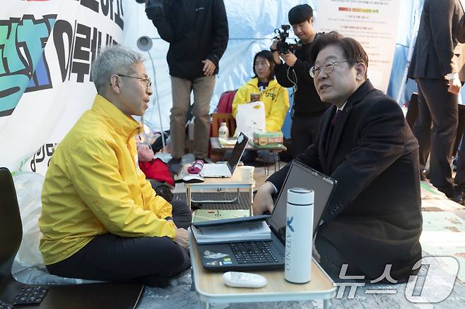 이재명 더불어민주당 대표가 21일 서울 종로구 광화문 인근 정의당 농성텐트를 찾아 권영국 대표와 대화를 나누고 있다. (공동취재) 2025.3.21/뉴스1 ⓒ News1 임세영 기자