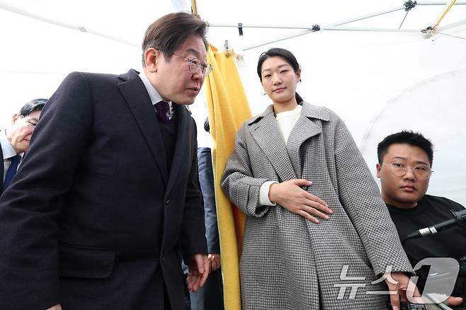 이재명 더불어민주당 대표가 21일 윤석열 대통령의 파면을 촉구하며 13일째 단식 중인 김경수 전 경남도지사의 농성장을 방문하고 있다. (공동취재) 2025.3.21/뉴스1 ⓒ News1 임세영 기자