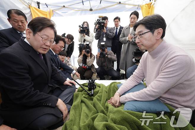 이재명 더불어민주당 대표가 21일 윤석열 대통령의 파면을 촉구하며 13일째 단식 중인 김경수 전 경남도지사의 농성장을 찾아 대화하고 있다. (공동취재) 2025.3.21/뉴스1 ⓒ News1 임세영 기자