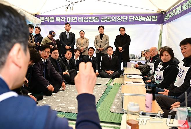 이재명 더불어민주당 대표와 지도부가 21일 서울 종로구 광화문 인근 윤석열즉각퇴진·사회대개혁 비상행동(비상행동) 단식농성장을 찾아 윤 대통령 파면을 촉구하며 14일째 단식 중인 공동의장단들을 만나 대화하고 있다. (공동취재) 2025.3.21/뉴스1 ⓒ News1 임세영 기자