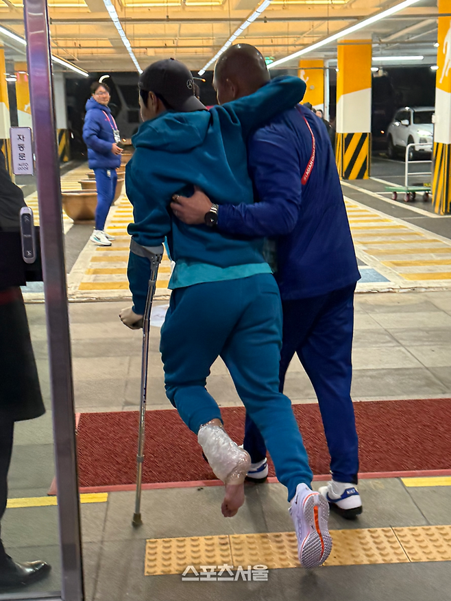 축구대표팀 이강인이 20일 고양종합운동장에서 열린 오만과의 2026 북중미월드컵 아시아 지역 3차 예선 7차전 경기를 마친 뒤 스태프의 도움을 받아 경기장을 빠져나가고 있다. 고양 | 정다워 기자