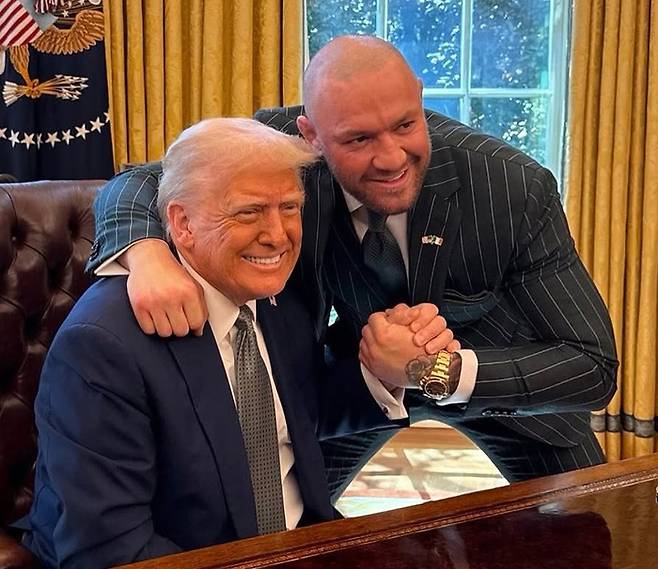 최근 백악관을 방문한 맥그리거가 트럼프 대통령과의 친분을 과시하고 있다. 사진 | 맥그리거 SNS