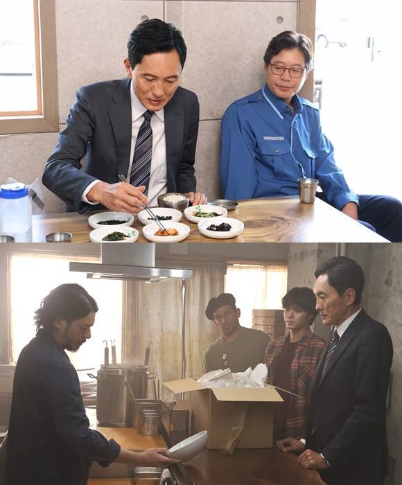 유재명(위쪽 사진의 오른쪽)은 한국의 섬에 표류하게 된 고로가 일본으로 돌아가는 데 도움을 주는 한국 출입국 심사관으로 등장해 극에 활력을 더한다. /㈜미디어캐슬