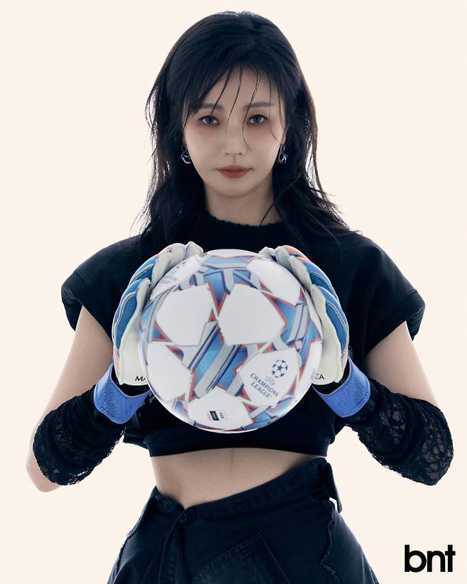 티셔츠와 스커트, 장갑은 피플오브더월드, 이어링은 발렌시아가 제품.