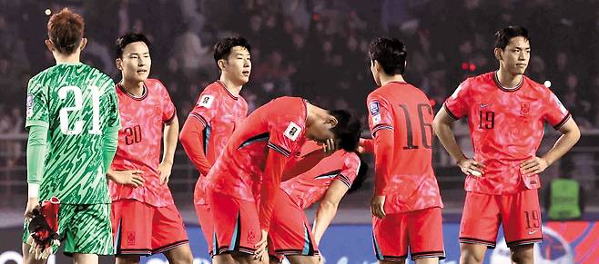 20일 오후 경기 고양시 고양종합운동장에서 열린 북중미 월드컵 아시아 지역 3차 예선 B조 7차전' 한국과 오만의 경기, 1대1 무승부로 경기를 마친 한국 선수들이 아쉬워하고 있다. /뉴시스