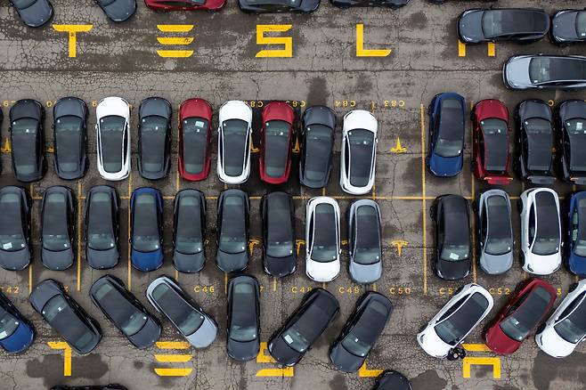 캐나다 온타리오의 한 테슬라 전시장 밖에 테슬라 차량이 주차되어 있는 모습. /로이터연합뉴스