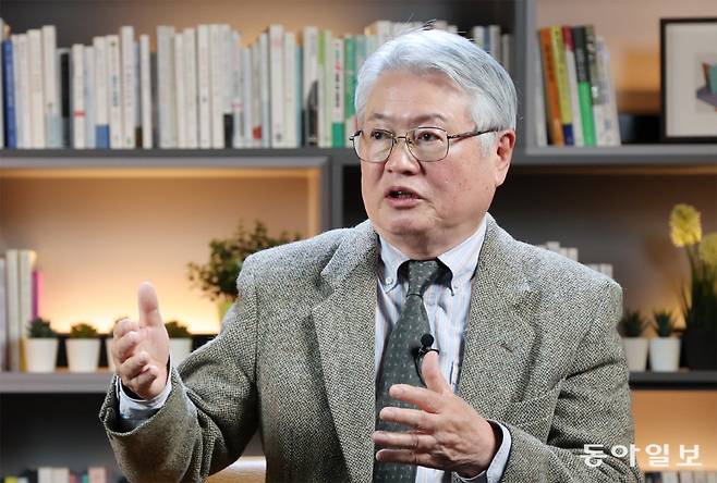 급속한 고령화 속에 국내 치매 환자가 100만 명에 육박하면서 돌봄의 부담도 커지고 있다. 김용익 돌봄과미래 이사장은 17일 서울 종로구 동아미디어센터에서 진행한 인터뷰에서 “가족에게만 돌봄을 떠넘기는 것은 정책적 방치”라며 “정부와 지역사회가 함께 나서 복지, 의료, 재활을 비빔밥처럼 섞어 제공하는 통합 지원을 해줘야 한다”고 강조했다.홍진환 기자 jean@donga.com