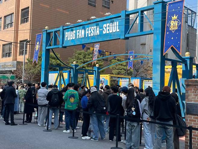 오픈 전부터 줄이 길게 늘어선 ‘PUBG 팬 페스타 서울’