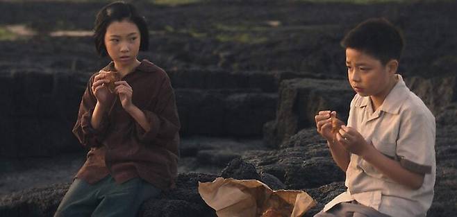 ‘폭싹 속았수다’ 1화. 열살 무렵의 양관식이 오애순을 따라다니며, 먹을 것을 갖다 주는 장면. 이후로도 계속 성실하게 잘해준다. 넷플릭스 제공