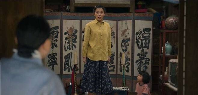 ‘폭싹 속았수다’ 4화. 시할머니가 어린 금명을 해녀로 만드는 제를 올리려 하자, 애순이 제사상을 둘러엎는 장면. 이 일로 부부는 무일푼으로 분가한다. 넷플릭스 제공