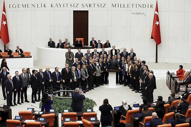 19일(현지시각) 튀르키예 야당 공화인민당 의원들이 의회에서 이스탄불 시장 에크렘 이마모글루의 체포에 항의하고 있다. 이스탄불/AP 연합뉴스