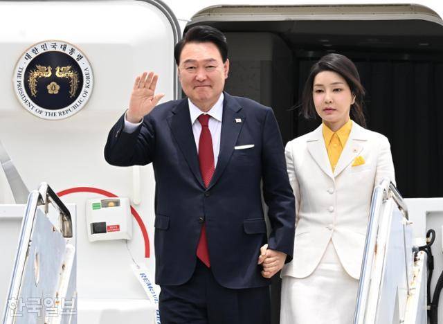 윤석열 대통령과 김건희(오른쪽) 여사가 2023년 7월 북대서양조약기구(NATO·나토) 75주년 정상회의 참석에 앞서 미국 하와이 히캄 공군기지에 도착해 전용기에서 내리고 있다. 호놀룰루=왕태석 선임기자