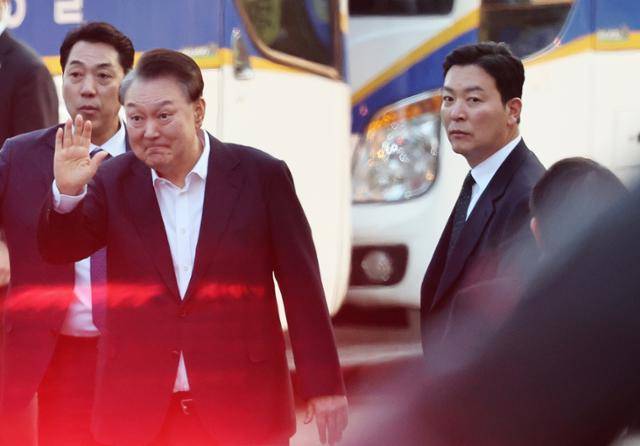 법원의 구속취소 청구 인용으로 석방된 윤석열 대통령이 8일 경기 의왕시 서울구치소에서 풀려난 가운데 지지자들에게 인사하는 윤 대통령의 곁에서 김성훈 경호차장이 밀착 경호를 하고 있다. 뉴스1