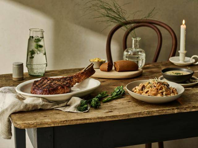 아웃백 스테이크하우스의 대표 메뉴 토마호크 스테이크(왼쪽)와 투움바 파스타. bhc 제공