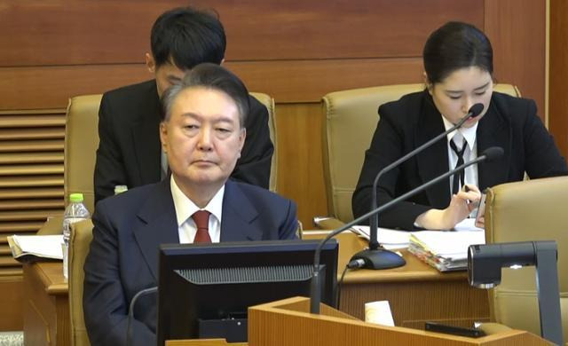 윤석열 대통령이 지난달 20일 서울 종로구 헌법재판소 대심판정에서 열린 탄핵심판 10차 변론기일에 출석해 자리하고 있다. 헌법재판소 제공