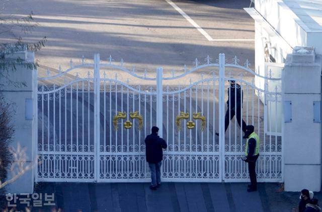 윤석열 대통령에 대한 2차 체포영장이 집행된 1월 15일 서울 용산구 한남동 대통령 관저에서 경호처 관계자들이 정문을 지키고 있다. 류기찬 인턴기자