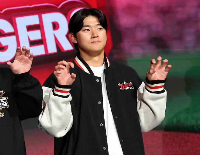 20일 오후 서울 잠실 롯데호텔월드에서 열린 2025 신한 SOL Bank KBO 미디어데이&팬페스트. KIA 김도영이 포토타임을 갖고있다. 잠실=정시종 기자 capa@edaily.co.kr /2025.03.20.