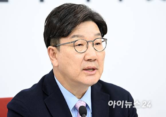 권성동 국민의힘 원내대표가 21일 오후 서울 여의도 국회에서 최상목 대통령 권한대행 부총리 겸 기획재정부 장관의 탄핵소추안 관련 기자회견을 하고 있다. [사진=곽영래 기자]