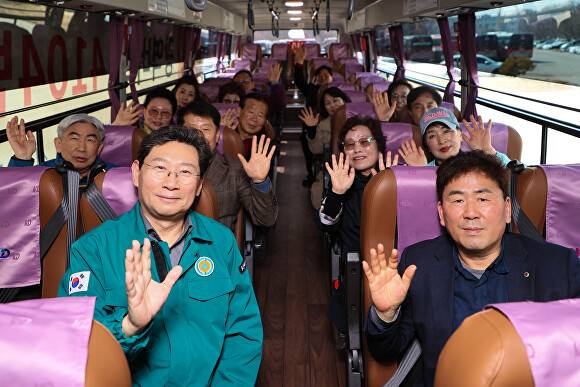 이상일 용인특례시장이 21일 경희대 차고지에서 4월 1일부터 정식 운행하는 4104번 광역버스 사전 점검을 하고 있다. [사진=용인특례시]