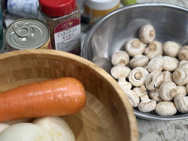 ▲ 버섯도 있길래 넣었습니다. 사실 냉장고에 있는 것 위주로 넣으면 될듯