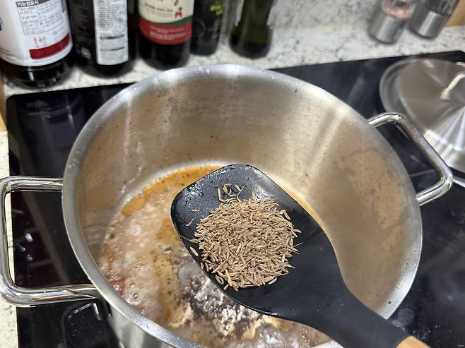 ▲ 볶은 고기는 빼고, 거기에 캐러웨이와 파프리카 가루 넣고