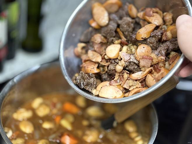 ▲ 처음에 볶았던 고기들 다시 넣어주면 대충 마무리...