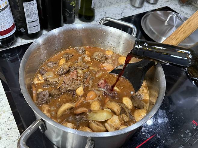 ▲ 체코 맥주를 넣으면 더 현지 느낌이지만, 없어서 와인을 넣어봤습니다