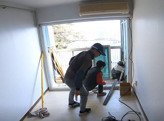지난 1월 부산 중구 영주동 한 아파트의 염모씨기 입주할 집 수리가 진행되고 있다. 사진 부산 중구