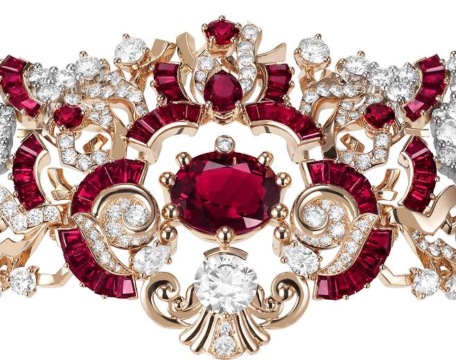 채굴이 힘든 5.33 캐럿 태국산 루비를 세팅한 레시프 코랄리앙 네크리스의 일부분. 사진 반클리프 아펠