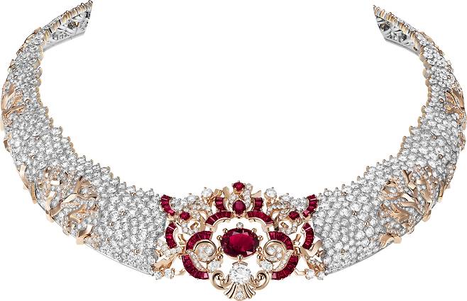 줄리 클로디 메디나 아태지역 최고경영자가 인상적인 작품이라 꼽은 레시프 코랄리앙 네크리스. 바닷속 산호의 아름다움을 표현했다. 사진 반클리프 아펠