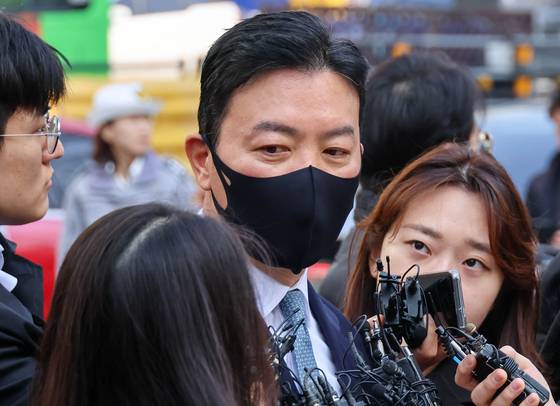 윤석열 대통령 체포를 방해한 혐의를 받는 김성훈 대통령경호처 차장이 21일 서울 마포구 서울지방법원에서 열리는 구속 전 피의자 심문에 출석하고 있다. 뉴스1