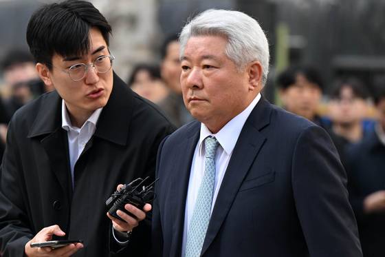 김성훈 대통령경호처 차장과 이광우 경호본부장에 대한 영장실질심사가 열리는 서울서부지법에 21일 오전 김홍일 변호사가 들어서고 있다. 뉴스1